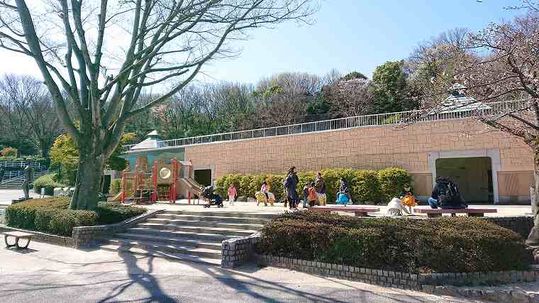 子供用の遊具が設置された公園