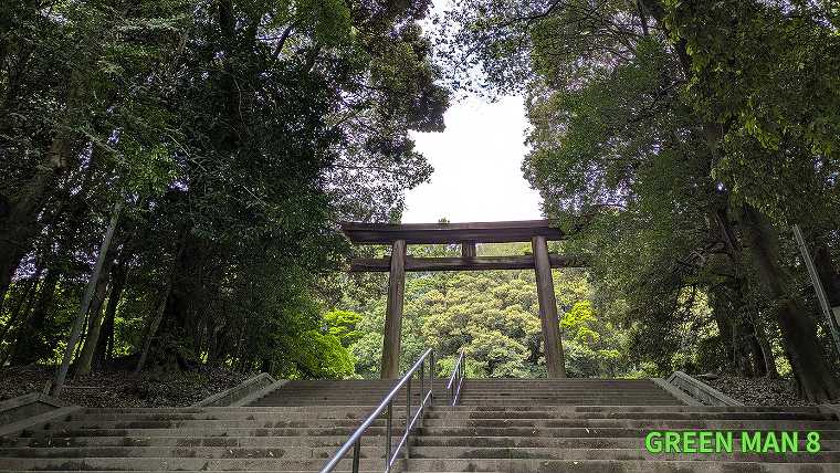 成瀬シリーズ_聖地巡礼_近江神宮_二の鳥居と階段の写真