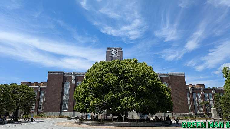 京都大学_吉田キャンパス（時計台とクスノキ）の写真