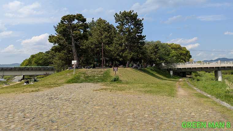 森見登美彦_聖地巡礼_03-1_下鴨デルタから見た糺の森
